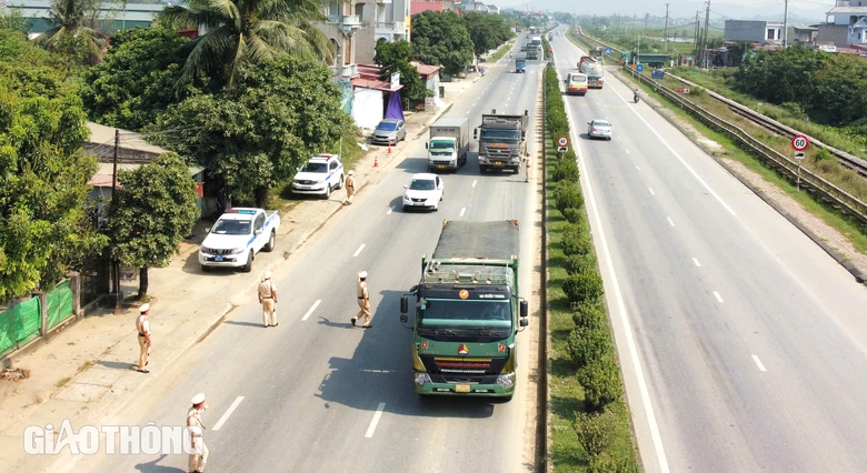 H&agrave;ng trăm xe tải chở đất ven quốc lộ 1 bị "tu&yacute;t c&ograve;i" v&igrave; chở qu&aacute; tải- Ảnh 1.