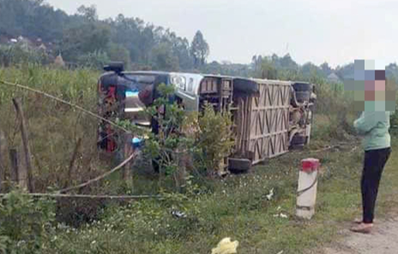 Lật xe kh&aacute;ch, 1 người tử vong tại hiện trường- Ảnh 1.