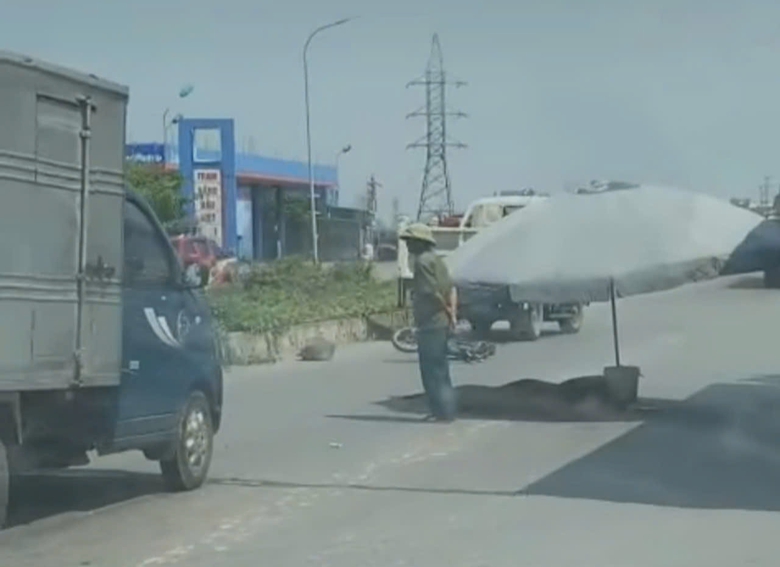 Xe tải đ&acirc;m xe đạp điện tr&ecirc;n quốc lộ 39, một người tử vong- Ảnh 1.