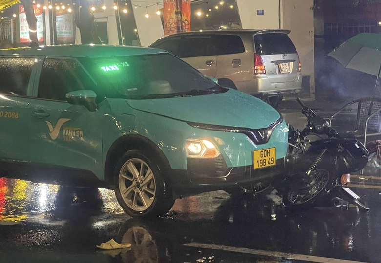 Xe m&aacute;y va chạm với taxi, một người đ&agrave;n &ocirc;ng tử vong tại chỗ- Ảnh 1.