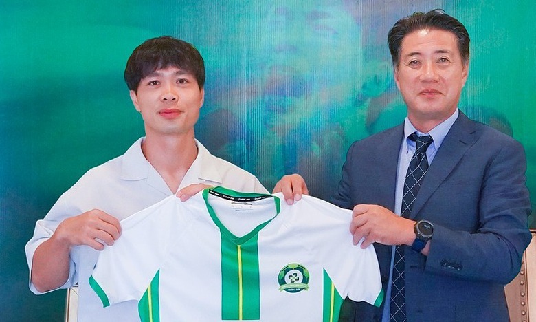 Nh&igrave;n đồng đội cũ tung ho&agrave;nh ở Ngoại hạng Anh, C&ocirc;ng Phượng c&oacute; chạnh l&ograve;ng?- Ảnh 1.