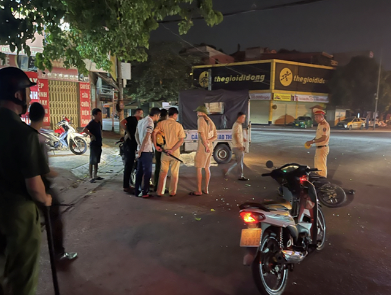 Nhắc nhở kh&ocirc;ng được, nam thanh ni&ecirc;n đ&aacute;nh đối tượng đi xe lạng l&aacute;ch, nẹt p&ocirc;- Ảnh 1.