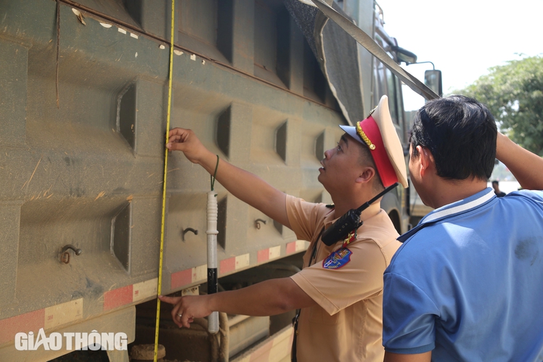 H&agrave;ng trăm xe tải chở đất ven quốc lộ 1 bị "tu&yacute;t c&ograve;i" v&igrave; chở qu&aacute; tải- Ảnh 3.