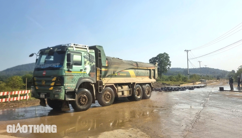 H&agrave;ng trăm xe tải chở đất ven quốc lộ 1 bị "tu&yacute;t c&ograve;i" v&igrave; chở qu&aacute; tải- Ảnh 4.