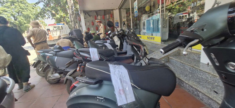 Phụ huynh biết sai nhưng vẫn giao xe máy, xe máy điện cho con sử dụng- Ảnh 3. Phụ huynh biết sai nhưng vẫn giao xe máy, xe máy điện cho con sử dụng- Ảnh 3.