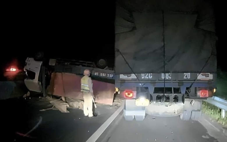 T&agrave;i xế tho&aacute;t chết khi xe tải bị lật, cao tốc Phan Thiết - Dầu Gi&acirc;y tắc nhiều giờ