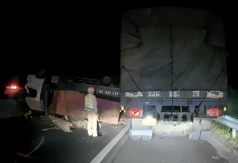 T&agrave;i xế tho&aacute;t chết khi xe tải bị lật, cao tốc Phan Thiết - Dầu Gi&acirc;y tắc nhiều giờ- Ảnh 1.