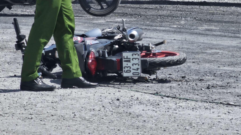 Tai nạn li&ecirc;n ho&agrave;n giữa xe bồn với 2 xe m&aacute;y, 1 người tử vong- Ảnh 2.