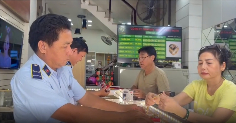 B&aacute;n v&agrave;ng kh&ocirc;ng nguồn gốc tr&ecirc;n mạng, hai doanh nghiệp bị phạt cả trăm triệu đồng- Ảnh 1.