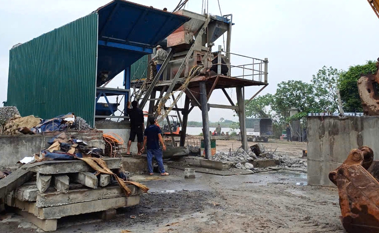 Thái Bình tháo dỡ 2 trạm trộn bê tông xây dựng trái phép ngoài bãi sông Hồng- Ảnh 1. Thái Bình tháo dỡ 2 trạm trộn bê tông xây dựng trái phép ngoài bãi sông Hồng- Ảnh 1.