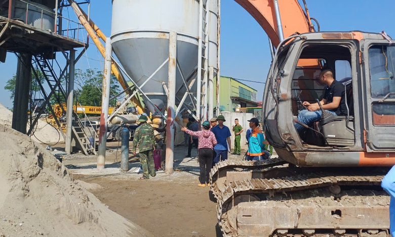 Thái Bình tháo dỡ 2 trạm trộn bê tông xây dựng trái phép ngoài bãi sông Hồng- Ảnh 4. Thái Bình tháo dỡ 2 trạm trộn bê tông xây dựng trái phép ngoài bãi sông Hồng- Ảnh 4.