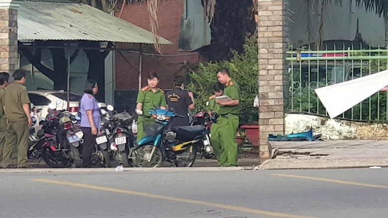 Xe m&aacute;y t&ocirc;ng h&agrave;ng r&agrave;o trụ sở bỏ hoang, nam thanh ni&ecirc;n tử vong trong đ&ecirc;m- Ảnh 1.