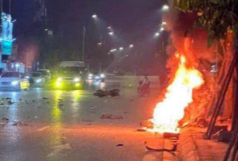 Vụ 3 xe m&aacute;y va chạm cực mạnh, 6 người thương vong: C&aacute;c t&agrave;i xế đều chưa c&oacute; bằng l&aacute;i- Ảnh 1.