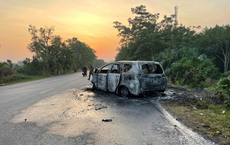 &Ocirc; t&ocirc; con ch&aacute;y trơ khung sau va chạm với xe đầu k&eacute;o.
