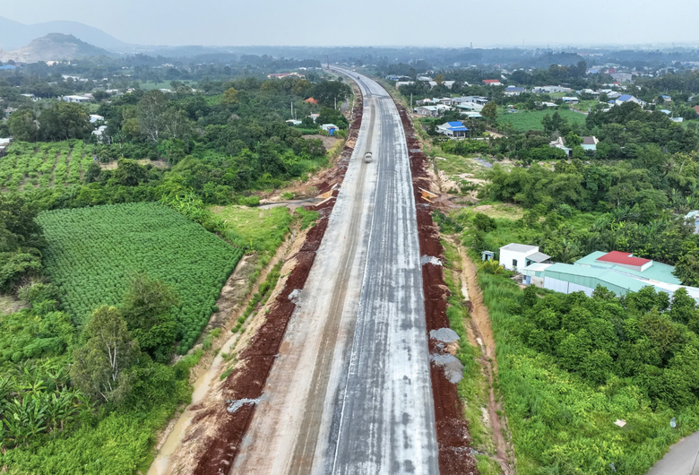 Cao tốc qua B&agrave; Rịa - Vũng T&agrave;u ho&agrave;n th&agrave;nh hơn một nửa, cuối th&aacute;ng 11 thảm nhựa- Ảnh 1.