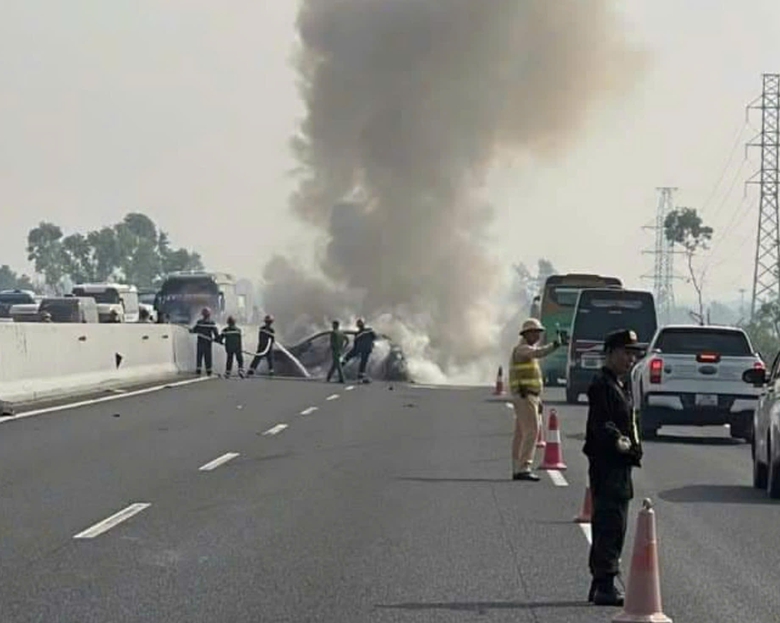 &Ocirc; t&ocirc; con bốc ch&aacute;y dữ dội tr&ecirc;n cao tốc H&agrave; Nội - Hải Ph&ograve;ng sau va chạm giao th&ocirc;ng- Ảnh 2.