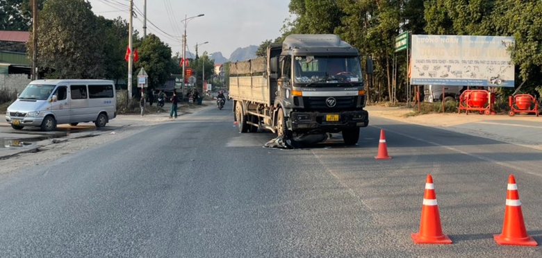 Va chạm xe kh&aacute;ch tr&ecirc;n QL1A, người đ&agrave;n &ocirc;ng ng&atilde; ra đường bị xe tải c&aacute;n tử vong- Ảnh 1.
