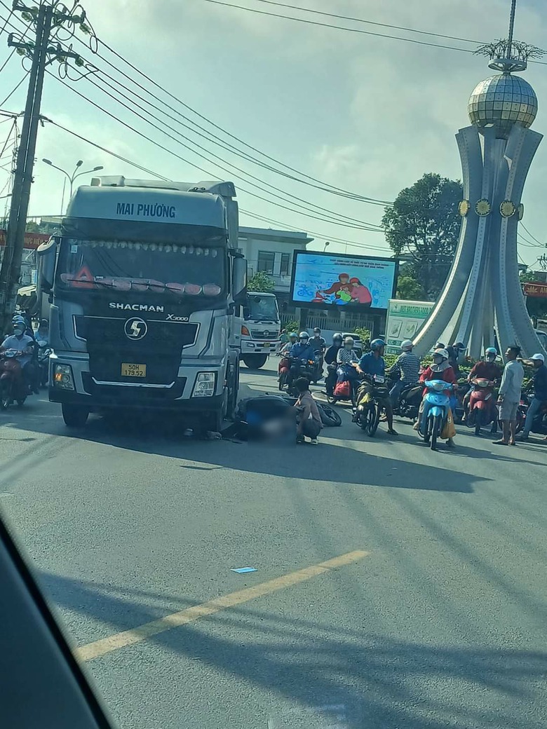 Long An: Va chạm với xe bồn, người phụ nữ đi xe m&aacute;y tử vong- Ảnh 1.