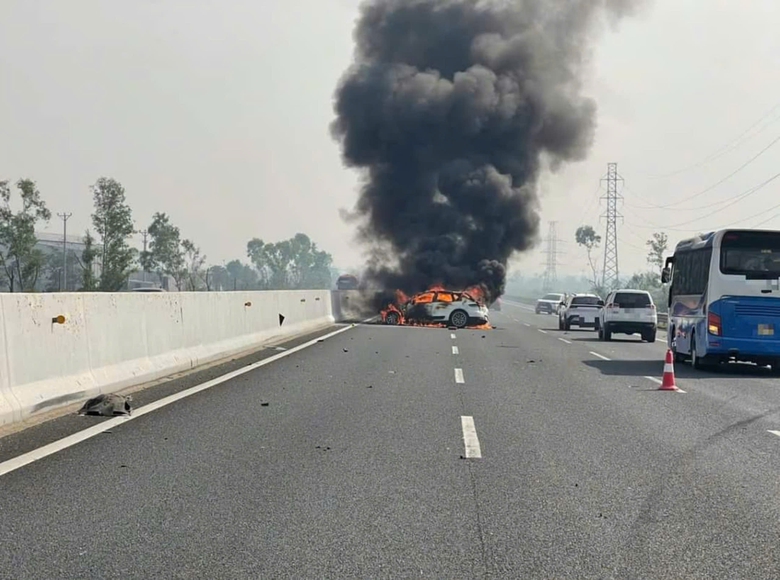 &Ocirc; t&ocirc; con bốc ch&aacute;y dữ dội tr&ecirc;n cao tốc H&agrave; Nội - Hải Ph&ograve;ng sau va chạm giao th&ocirc;ng- Ảnh 1.