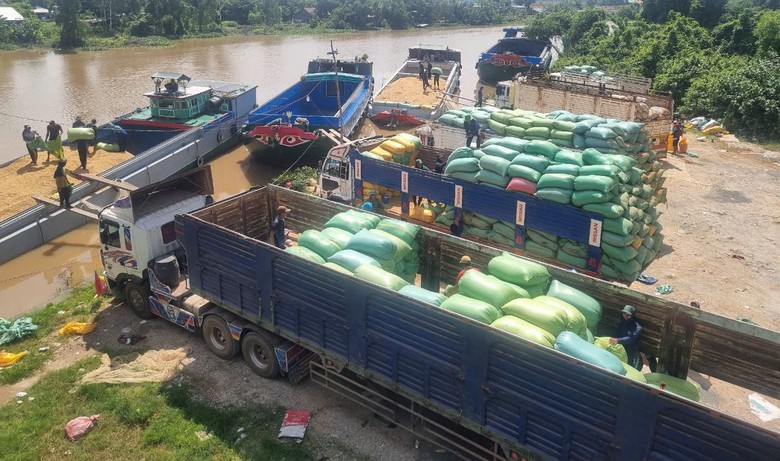 Đ&igrave;nh chỉ chợ l&uacute;a gạo tự ph&aacute;t dưới ch&acirc;n cầu ở bi&ecirc;n giới Ki&ecirc;n Giang- Ảnh 1.