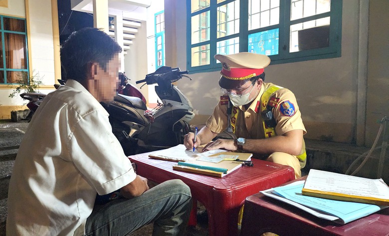 Người phụ nữ d&ugrave;ng mọi c&aacute;ch "c&acirc;u giờ" khi CSGT y&ecirc;u cầu kiểm tra nồng độ cồn- Ảnh 2.