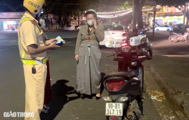 Người phụ nữ d&ugrave;ng mọi c&aacute;ch "c&acirc;u giờ" khi CSGT y&ecirc;u cầu kiểm tra nồng độ cồn- Ảnh 1.