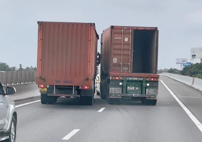 Xem xét khởi tố vụ 2 ô tô chèn ép, rượt đuổi trên cao tốc TP.HCM - Trung Lương- Ảnh 1. Xem xét khởi tố vụ 2 ô tô chèn ép, rượt đuổi trên cao tốc TP.HCM - Trung Lương- Ảnh 1.