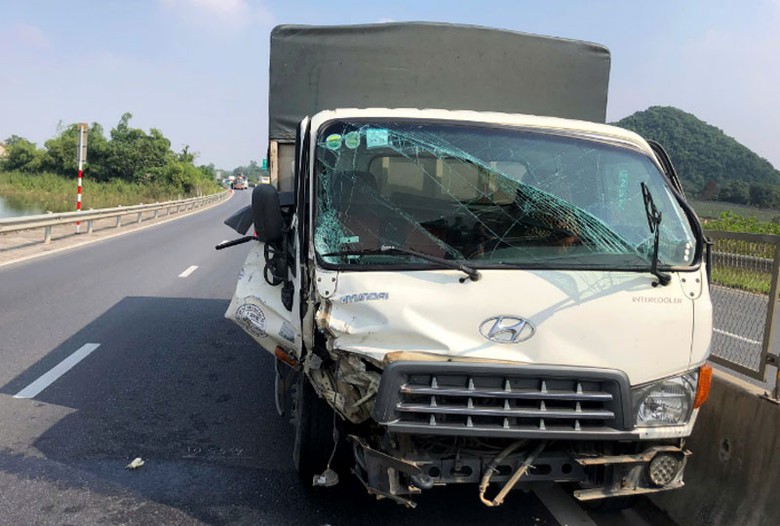 Hiện trường xảy ra vụ TNGT khiến một người đàn ông tử vong tại chỗ. Hiện trường xảy ra vụ TNGT khiến một người đàn ông tử vong tại chỗ.