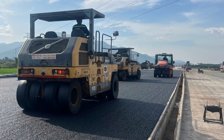 Thảm những m&eacute;t b&ecirc; t&ocirc;ng nhựa đầu ti&ecirc;n tr&ecirc;n cao tốc Bi&ecirc;n H&ograve;a - Vũng T&agrave;u