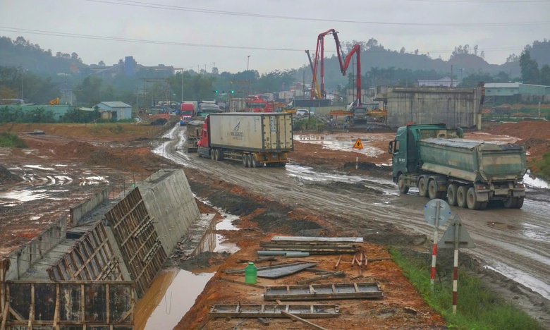 &Ugrave;n ứ giao th&ocirc;ng tại n&uacute;t giao cầu vượt cao tốc H&ograve;a Li&ecirc;n - T&uacute;y Loan- Ảnh 5.