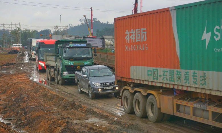 &Ugrave;n ứ giao th&ocirc;ng tại n&uacute;t giao cầu vượt cao tốc H&ograve;a Li&ecirc;n - T&uacute;y Loan- Ảnh 2.