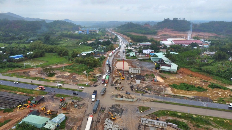 &Ugrave;n ứ giao th&ocirc;ng tại n&uacute;t giao cầu vượt cao tốc H&ograve;a Li&ecirc;n - T&uacute;y Loan- Ảnh 1.