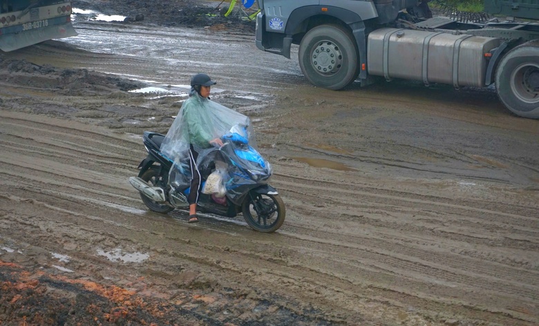 &Ugrave;n ứ giao th&ocirc;ng tại n&uacute;t giao cầu vượt cao tốc H&ograve;a Li&ecirc;n - T&uacute;y Loan- Ảnh 6.