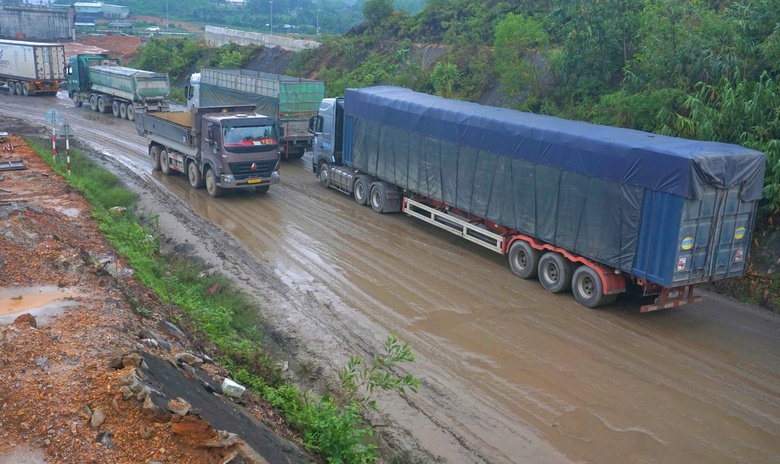 &Ugrave;n ứ giao th&ocirc;ng tại n&uacute;t giao cầu vượt cao tốc H&ograve;a Li&ecirc;n - T&uacute;y Loan- Ảnh 7.