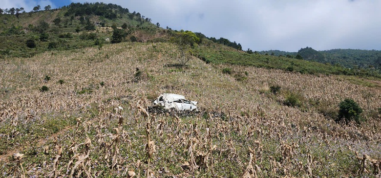 Sơn La: &Ocirc; t&ocirc; con mất l&aacute;i đ&acirc;m xuống ruộng, 1 người tử vong- Ảnh 1.
