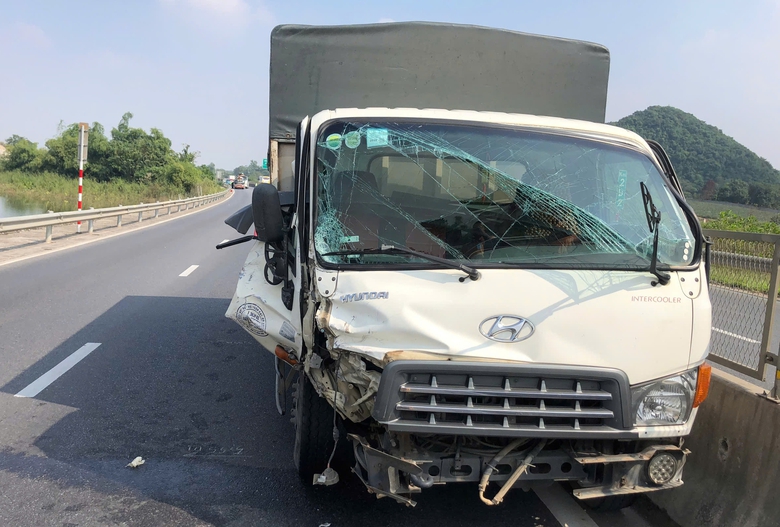 Hai &ocirc; t&ocirc; va chạm tr&ecirc;n cao tốc, 1 người tử vong ở Ninh B&igrave;nh- Ảnh 1.
