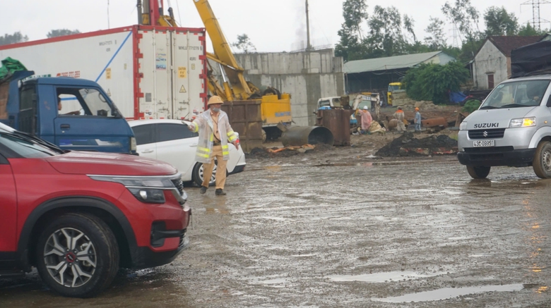 &Ugrave;n ứ giao th&ocirc;ng tại n&uacute;t giao cầu vượt cao tốc H&ograve;a Li&ecirc;n - T&uacute;y Loan- Ảnh 4.