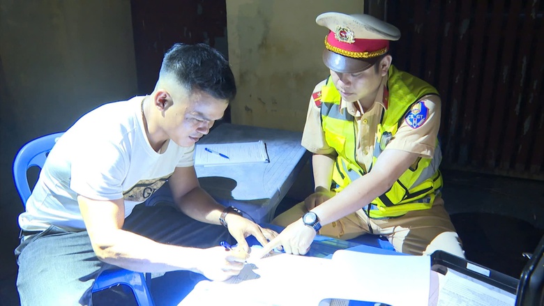 Xử phạt t&agrave;i xế chở h&agrave;ng si&ecirc;u trường si&ecirc;u trọng đi ngược chiều quốc lộ 1A- Ảnh 2.