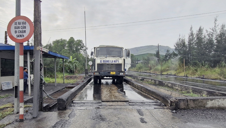 Th&aacute;i Nguy&ecirc;n: Ngăn xe qu&aacute; tải, thất tho&aacute;t kho&aacute;ng sản ngay tại mỏ- Ảnh 1.