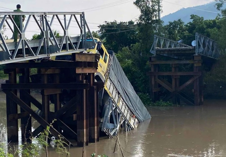 Toàn bộ chiếc xe tải bị rơi xuống kênh T6. Toàn bộ chiếc xe tải bị rơi xuống kênh T6.