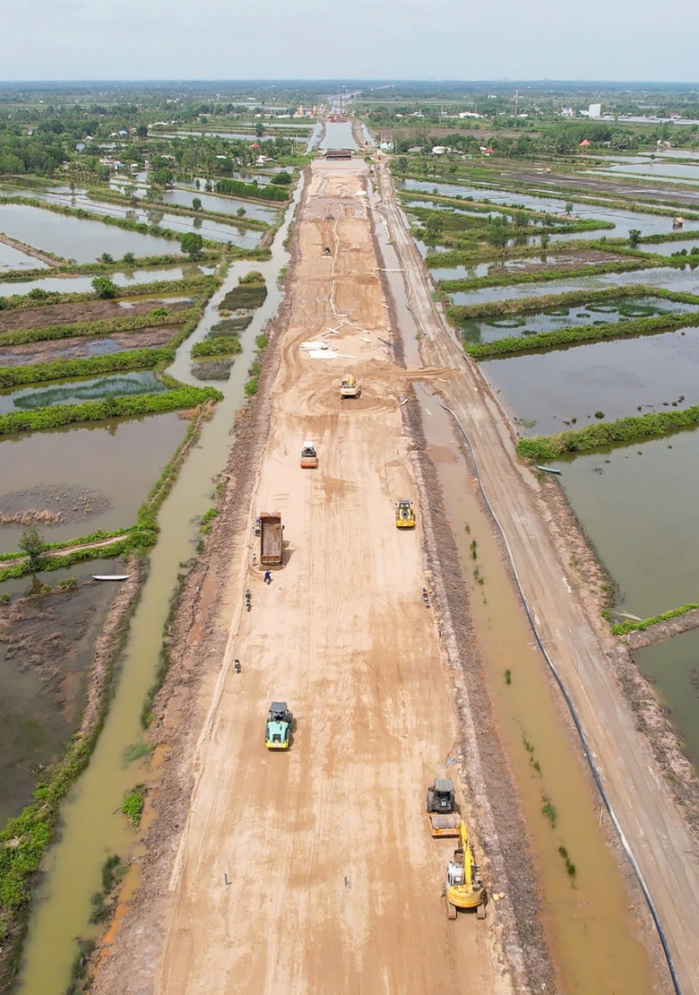 Gi&aacute; tr&ecirc;n trời, nh&agrave; thầu cao tốc kh&oacute; nhập khẩu c&aacute;t- Ảnh 2.