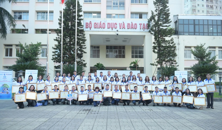 T&ocirc;n vinh những người "gieo" con chữ nơi đặc biệt- Ảnh 1.