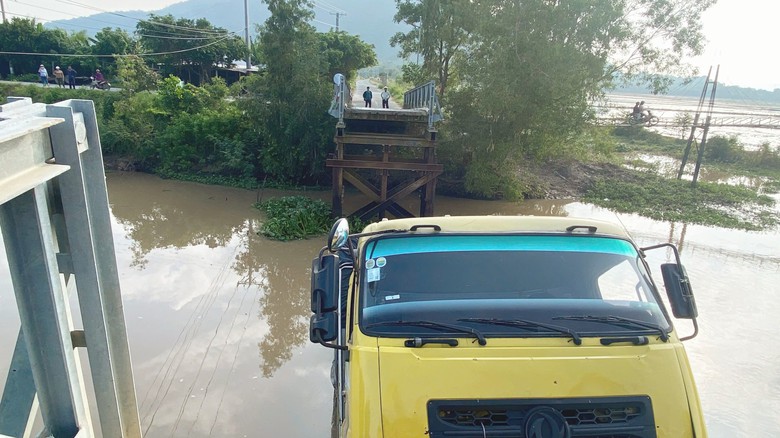 An Giang: Đang trục vớt xe c&oacute; tải trọng 50 tấn l&agrave;m sập cầu 5 tấn - Ảnh 2.