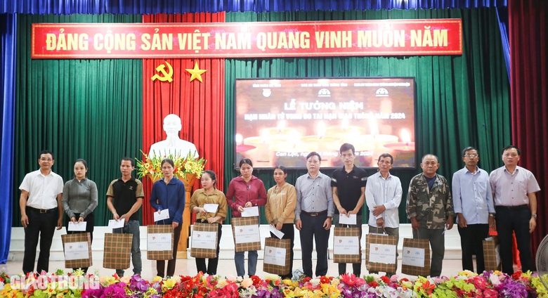 X&uacute;c động lễ tưởng niệm c&aacute;c nạn nh&acirc;n tử vong v&igrave; TNGT ở H&agrave; Tĩnh- Ảnh 3.