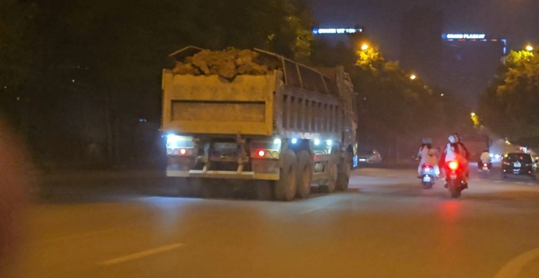 Xe chở đất c&oacute; ngọn chạy rầm rộ ở đường nội đ&ocirc; H&agrave; Nội- Ảnh 2.