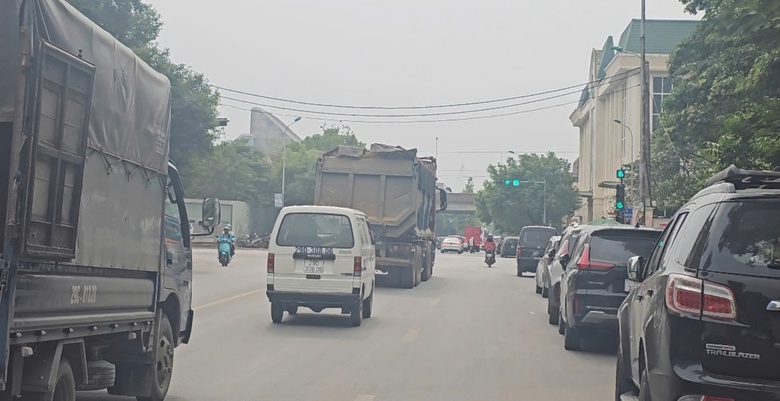 Xe chở đất c&oacute; ngọn chạy rầm rộ ở đường nội đ&ocirc; H&agrave; Nội- Ảnh 3.