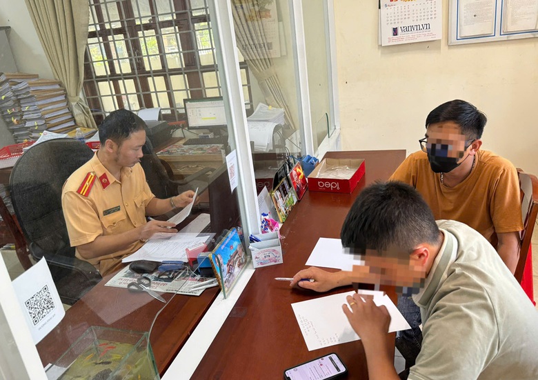 T&agrave;i xế vượt ẩu tr&ecirc;n đ&egrave;o Bảo Lộc khiến xe ngược chiều phải lao xuống mương nước- Ảnh 1.