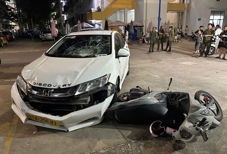 &Ocirc; t&ocirc; 'đi&ecirc;n' t&ocirc;ng văng xe m&aacute;y tr&ecirc;n h&agrave;nh lang trong khu nh&agrave; ở x&atilde; hội. Ảnh: T.T