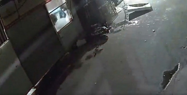 Khu vực 2 thanh ni&ecirc;n thương vong sau khi đ&acirc;m xe v&agrave;o cột điện.