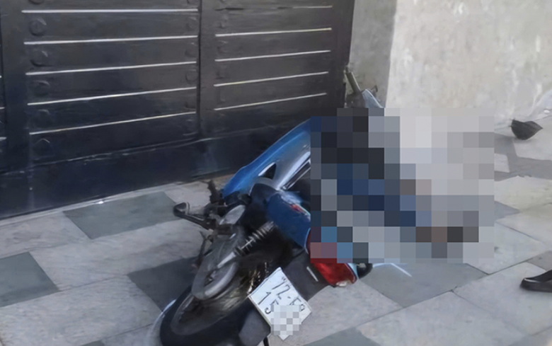 Lao xe v&agrave;o vỉa h&egrave;, người đ&agrave;n &ocirc;ng tử vong tại chỗ- Ảnh 1.